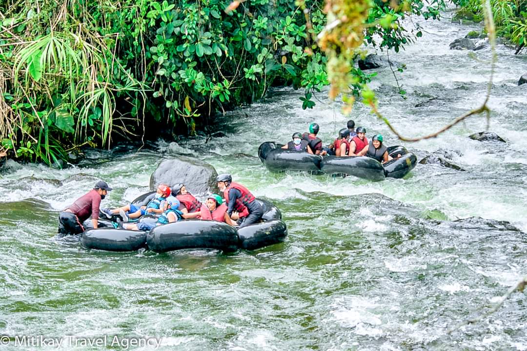 Tube rafting en el río de Mindo - actividad acuática emocionante