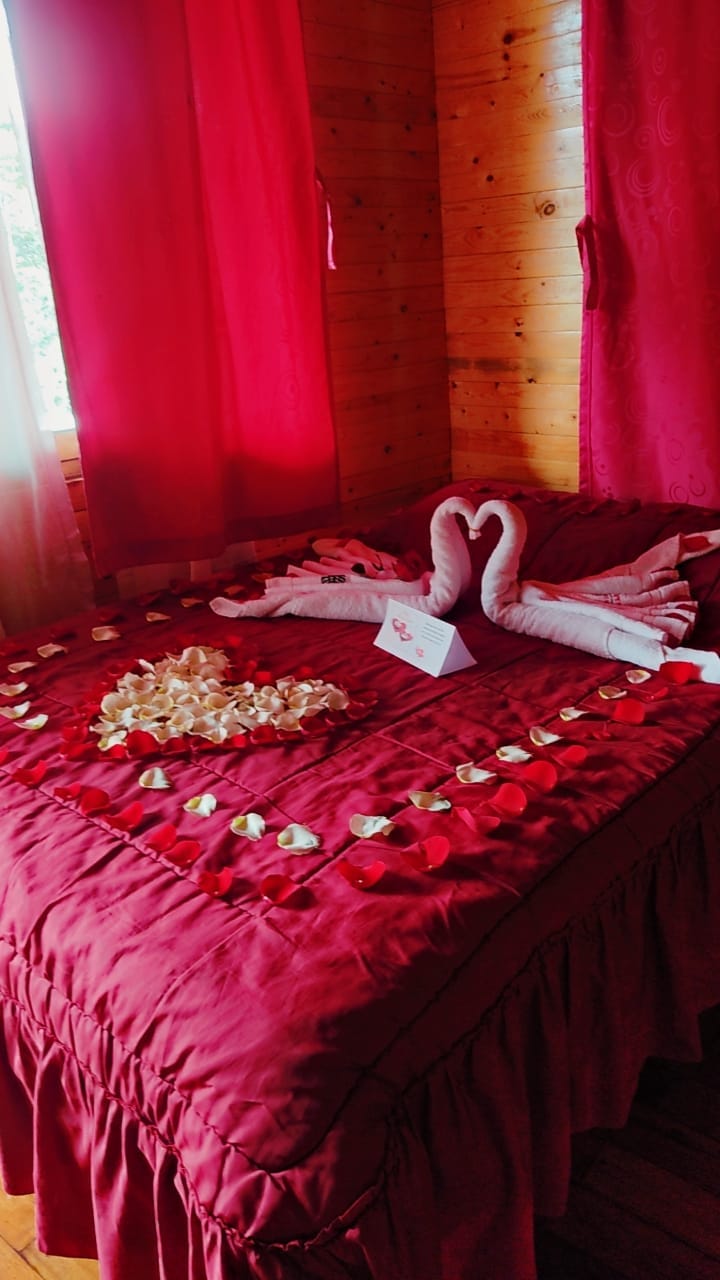 Habitación con cama matrimonial en Hotel Libertad Mindo