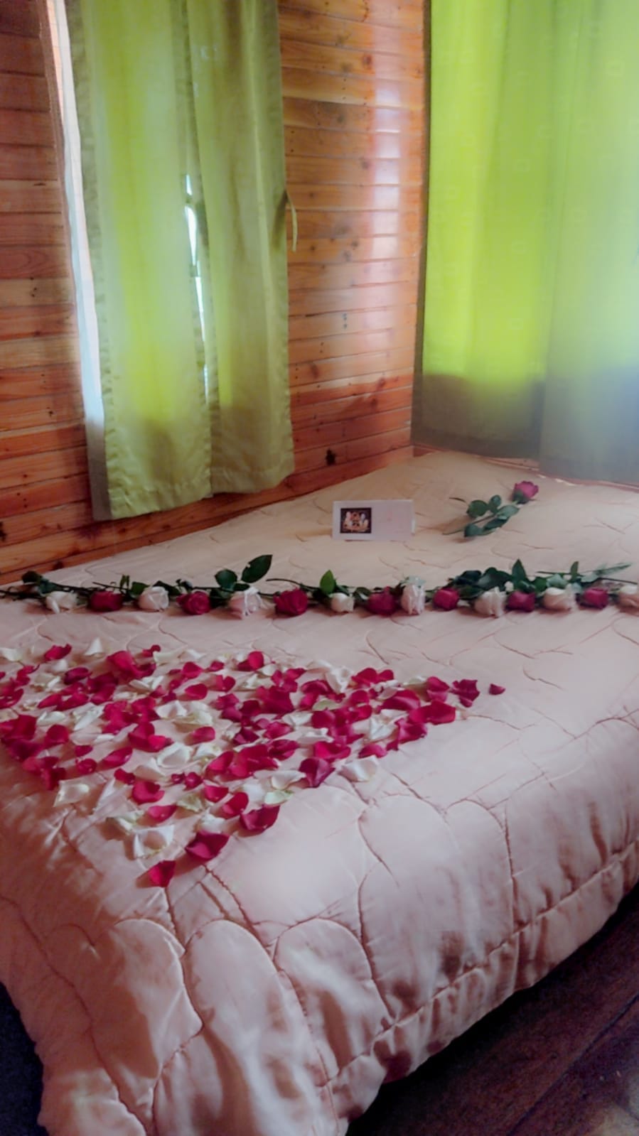 Dormitorio amplio con cama confortable y ambiente natural