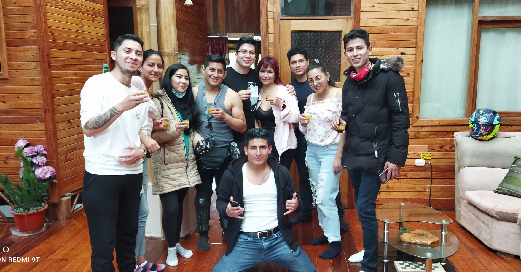 Grupo de huéspedes disfrutando de su estadía en Hotel Libertad Mindo