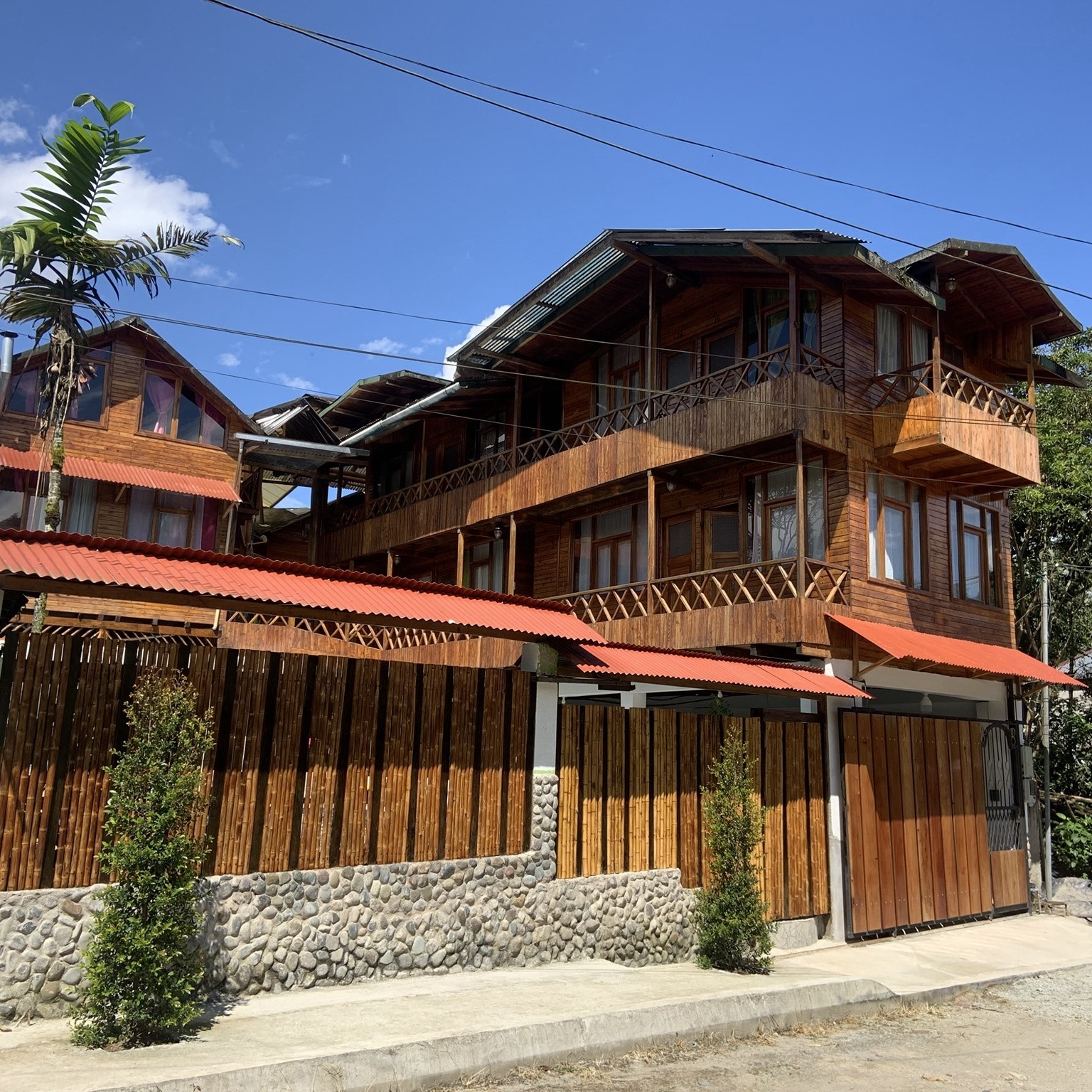 Vista exterior del Hotel Libertad Mindo rodeado de naturaleza en Mindo, Ecuador