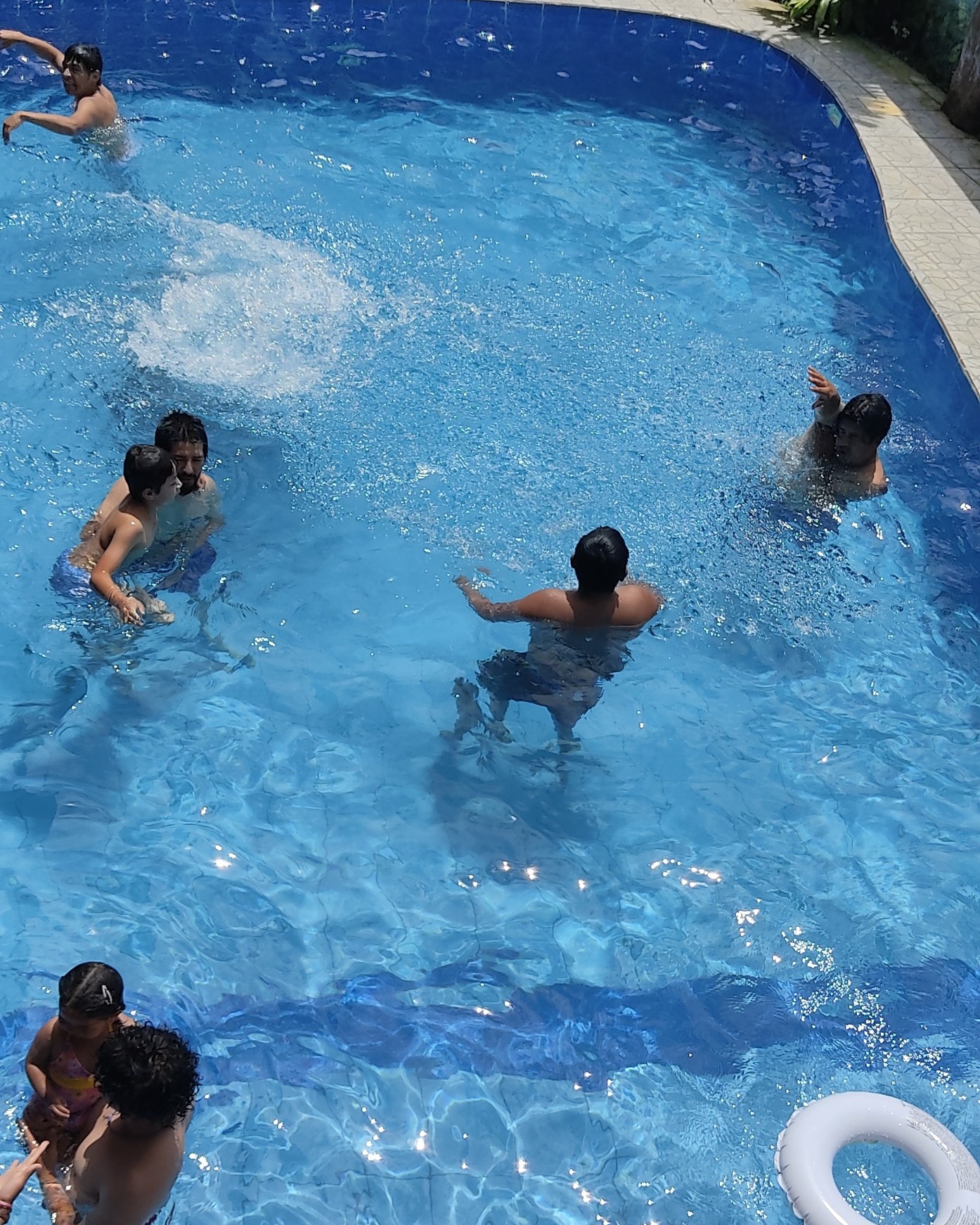 Área de piscina del hotel con espacio para relajarse y disfrutar