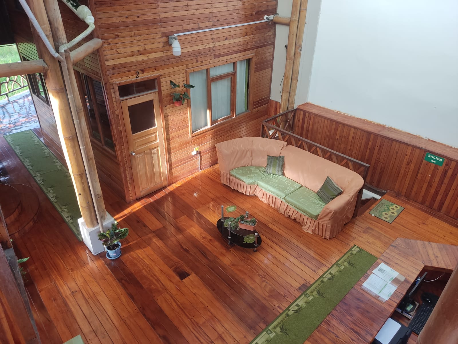 Sala de estar con decoración rústica y vistas a la naturaleza