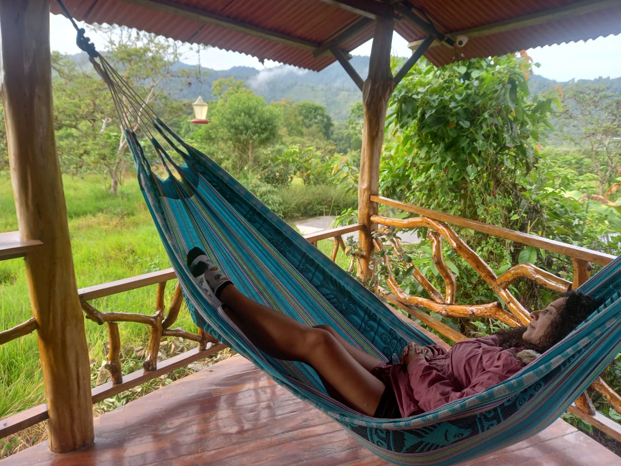 Vista panorámica del Hotel Libertad Mindo rodeado de naturaleza y bosque nublado